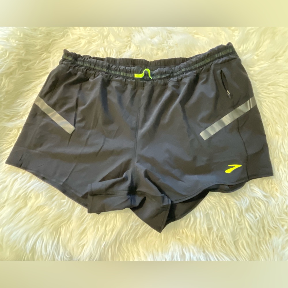 Brooks NWT Women’s Carbonite 4” Shorts. Black/Nightlife. Size XL